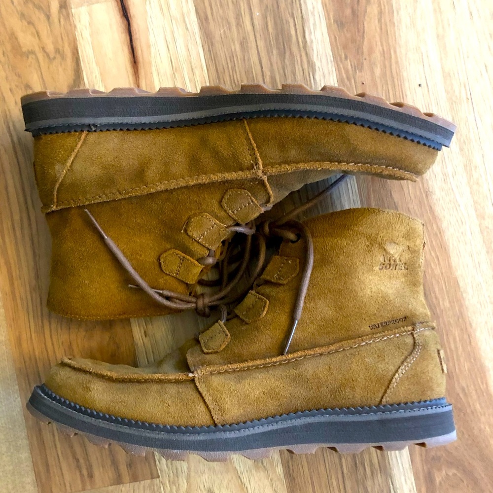 Like new Sorel Madson moc toe boot. No stains, tears or odors
